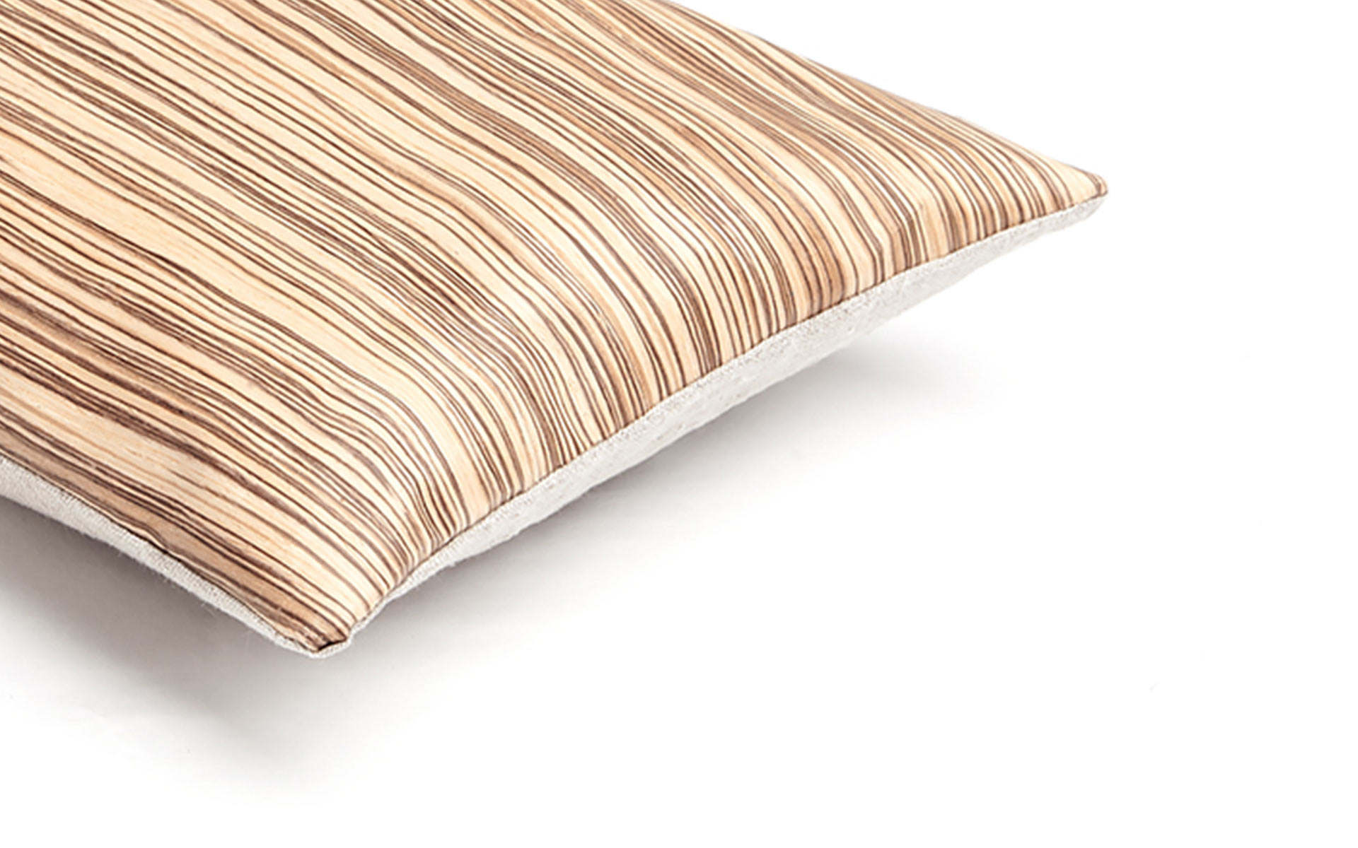 Mrs.Me home couture - sierkussen hout Zebrano Light detail 2